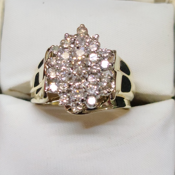 10k Women's Gold Dimond Ring - Picture 2 of 12